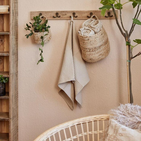 Ib Laursen Unika knagerække med 5 knager i genbrugstræ med fletkurve og håndklæde