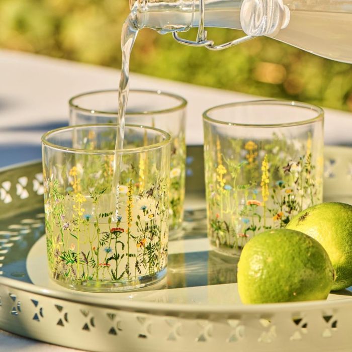 Ib Laursen Summer Field glasflaske med patentlåg hælder lemonade på i Summer Field glas