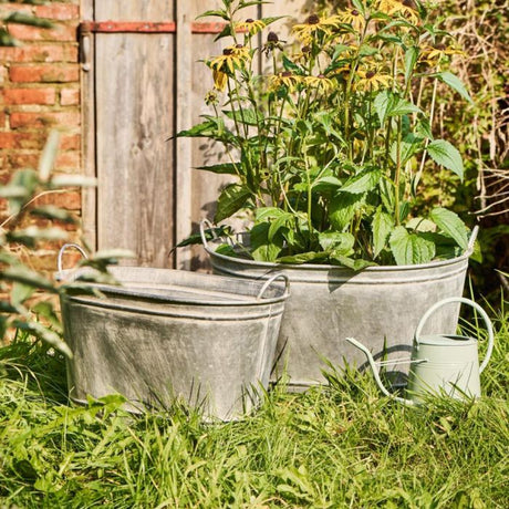 Ib Laursen zink balje Urban Garden small i grønne omgivelser